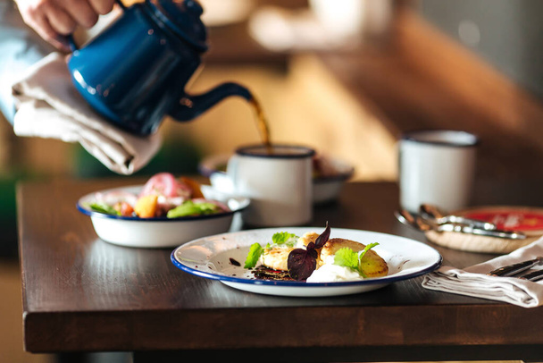 Naleśniki z kawą stołową i serem wiejskim syrniki - Zdjęcie, obraz