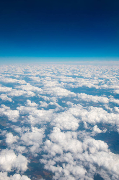 Witte wolk aan de blauwe lucht - Foto, afbeelding