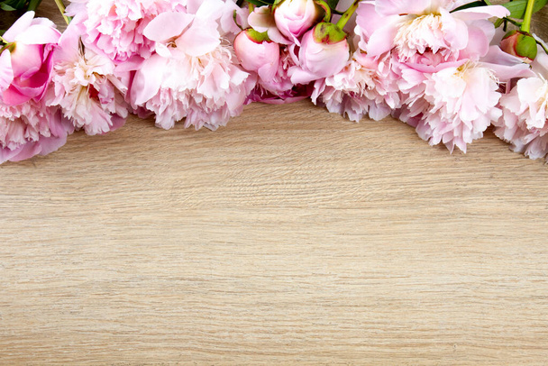 peônias rosa na mesa de madeira - banner web
 - Foto, Imagem