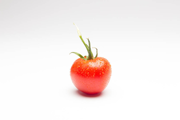 Pomidory i jabłka, czerwone owoce, do sałatek do jedzenia na surowo, pełne witamin i niewiele kalorii idealnych do diety. - Zdjęcie, obraz