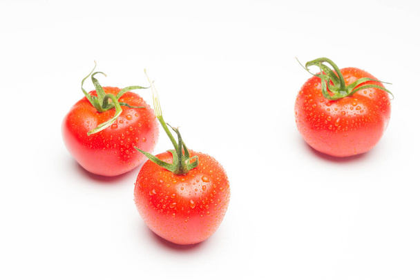 Tomates et pommes, fruits rouges, pour les salades à manger crues, pleines de vitamines et peu de calories idéales pour suivre un régime
. - Photo, image