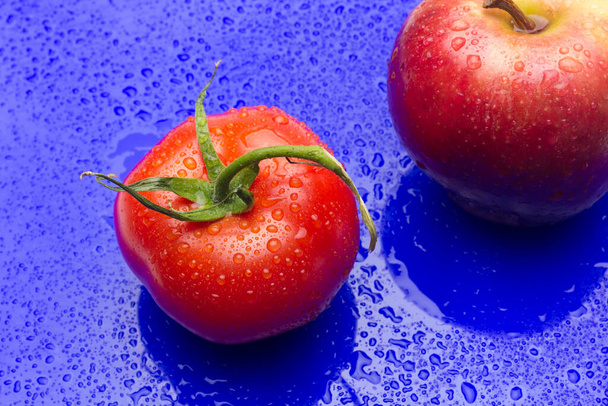 Tomaten und Äpfel, rote Früchte, für Salate, die roh verzehrt werden, voller Vitamine und weniger Kalorien, ideal für Diäten. - Foto, Bild