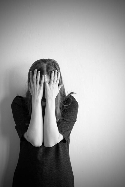 Monokróm portré a depresszióban szenvedő fiatal, gyönyörű nőről - Fotó, kép
