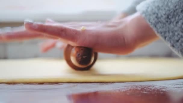Fiatal lány tekercs tészta a konyhában sütni cookie-k - Felvétel, videó