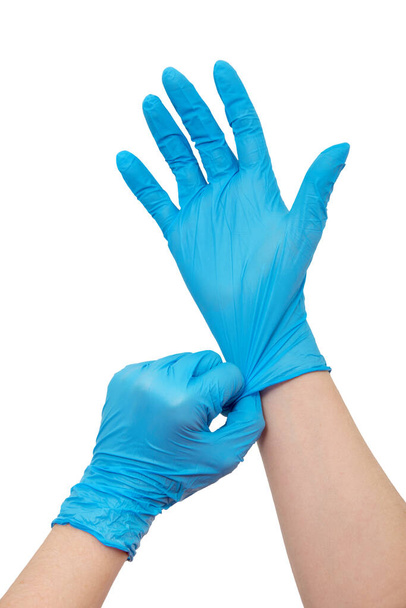 Médico poniéndose guantes protectores, aislado en blanco - Foto, imagen