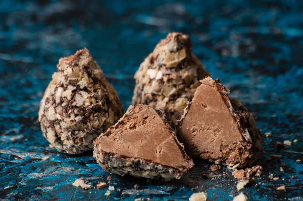 Heerlijke chocolaatjes in wafelkruimels doormidden gesneden, close-up macro - Foto, afbeelding