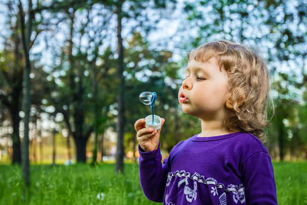 Criança soprando bolhas de sabão
. - Foto, Imagem