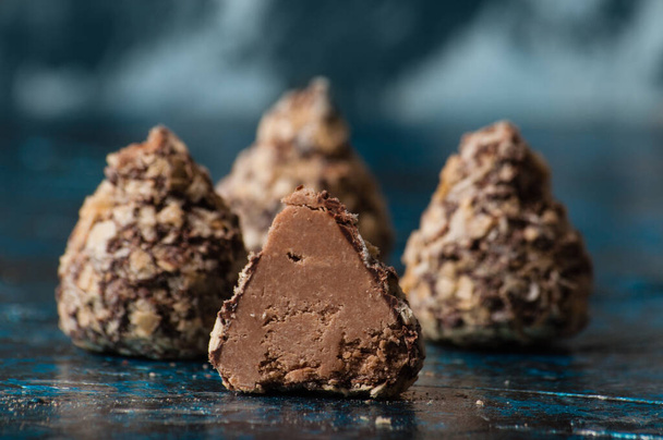 Heerlijke chocolaatjes in wafelkruimels gesneden in halve close-up macro zijaanzicht en kopieer ruimte - Foto, afbeelding