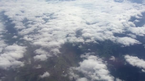 Καταπληκτικό υλικό από εναέρια θέα πάνω από τα σύννεφα. Πετώντας πάνω από τα σύννεφα. Θέα από το παράθυρο του αεροπλάνου προς τον γαλάζιο ουρανό και τα άσπρα σύννεφα. Πετώντας πάνω από όμορφο ουρανό και σύννεφα. - Πλάνα, βίντεο