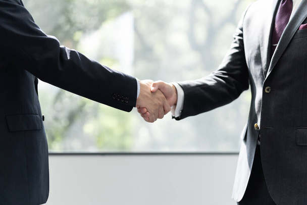 Japanese male businessmen shake hands with each other - Fotografie, Obrázek