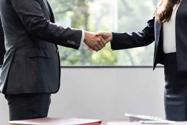 A handshake between a Japanese male businessman and a female businesswoman - Φωτογραφία, εικόνα