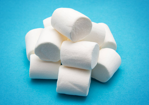mucchio di marshmallow sul blu - Foto, immagini