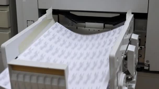 de kopieermachine drukt kopieën van documenten met hoge snelheid af - Video
