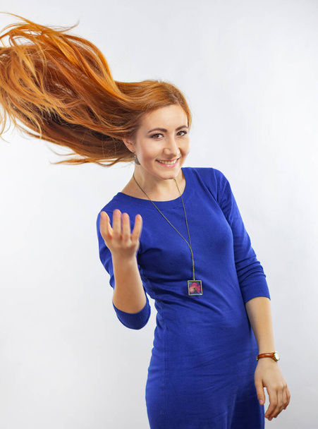 Молодая женщина с длинными прямыми рыжими волосами
. - Фото, изображение