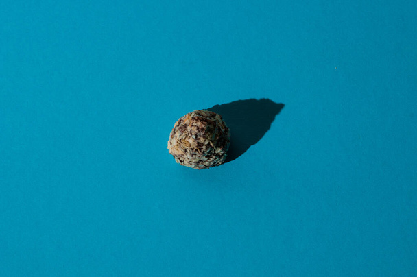 Een heerlijke chocolade snoep op blauwe achtergrond, bovenaanzicht, kopieer ruimte - Foto, afbeelding