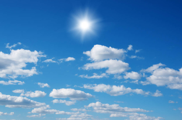 μπλε φόντο του ουρανού με λευκά σύννεφα - Φωτογραφία, εικόνα