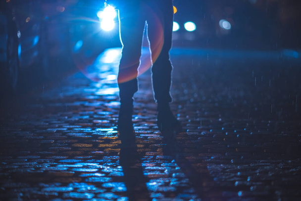 L'homme se tient sur la route de pierre. Bonsoir, la nuit. Téléobjectif tourné
 - Photo, image