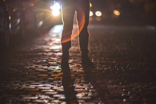 Чоловік стоїть на кам'яній дорозі. Вечірній вечір. Телефонний знімок об'єктива
 - Фото, зображення