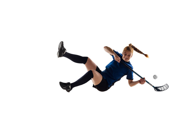 Floorball θηλυκό παίκτη απομονώνονται σε λευκό στούντιο φόντο, δράση και την έννοια της κίνησης - Φωτογραφία, εικόνα