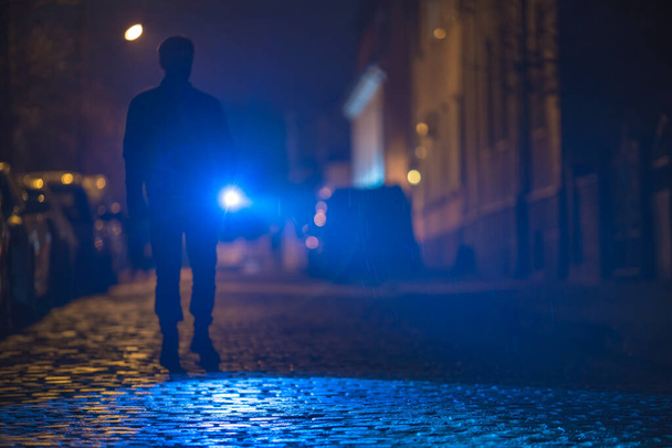 懐中電灯を持つ男は道路を検査します。夜の時間 - 写真・画像