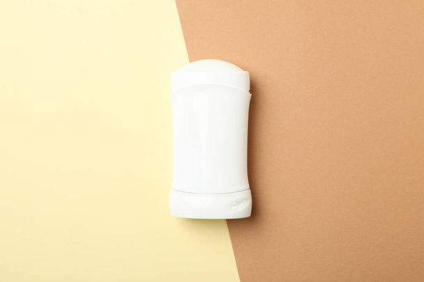 İki ton arkaplanda vücut deodorantı, metin için boş alan - Fotoğraf, Görsel
