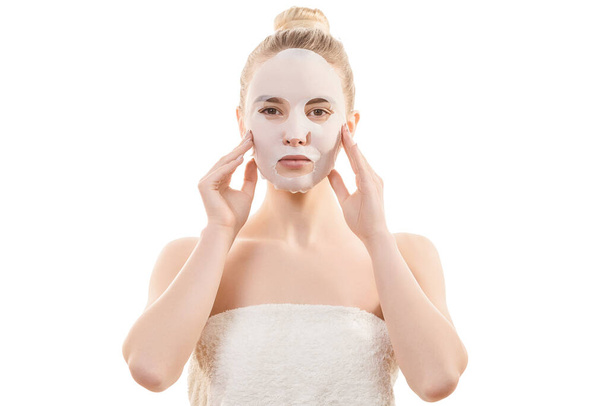 Чиста маска для обличчя на красивій жінці на білому тлі
 - Фото, зображення