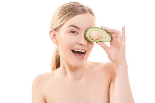 Das Porträt der glücklichen Frau mit einer Avocado auf weißem Hintergrund - Foto, Bild