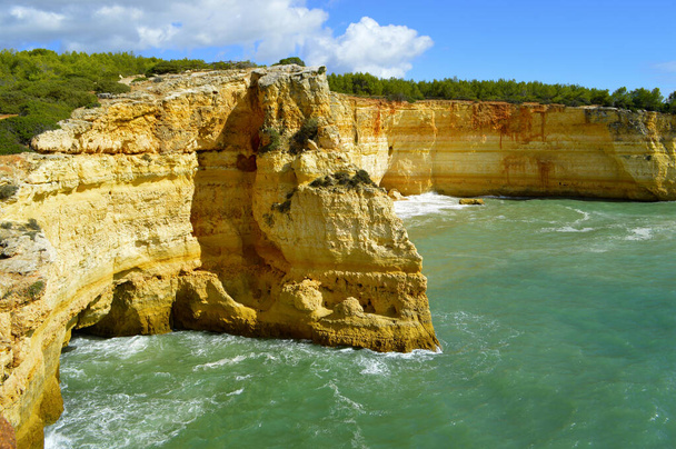 Nádherné skalní útvary na pláži Benagil na pobřeží Algarve v Portugalsku - Fotografie, Obrázek