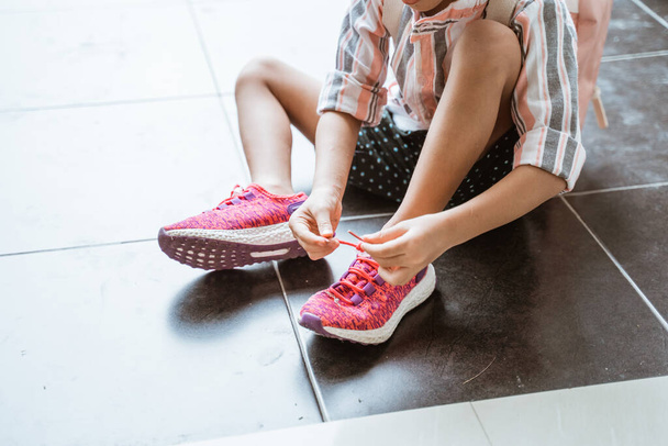 gamin mettre ses chaussures par elle-même
 - Photo, image