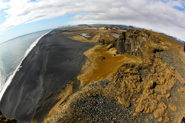 La costa tra l'oceano e la spiaggia di sabbia nera in Islanda
 - Foto, immagini