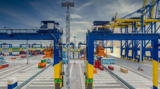 Frachtbetrieb per Kran wird durch Covid-19-Pandemie rund um die Weltwirtschaftskrise gestoppt, Kran- und Containerschifffahrt exportieren Importgeschäft Logistik in der Logistikkrise der Hafenindustrie. - Foto, Bild