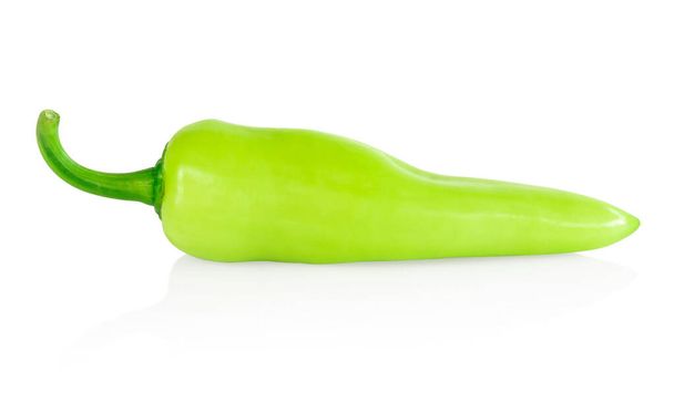 Зелений перець чилі на білому тлі, концепція сирої їжі
 - Фото, зображення