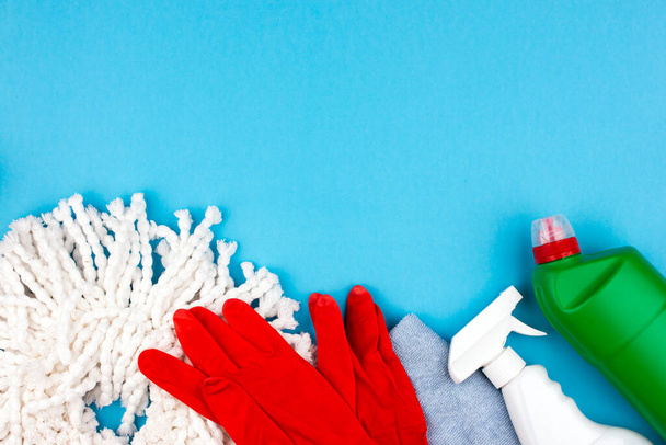 Чистящие инструменты. Комплект моющих средств - спрей и чистящее средство, перчатки, щетка и губка
. - Фото, изображение