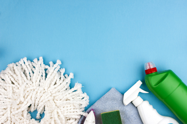Herramientas de limpieza. Conjunto de artículos de limpieza - Pulverizador y limpiador, guantes, cepillo y esponja
. - Foto, Imagen