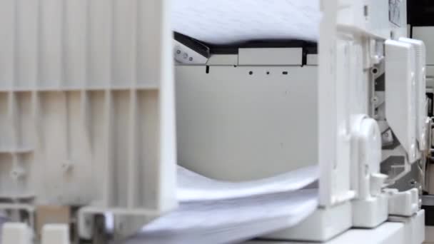 kopiarka drukuje kopie dokumentów przy dużej prędkości - Materiał filmowy, wideo