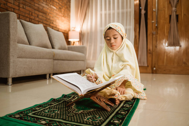girl reading quran by herself at home - Foto, immagini