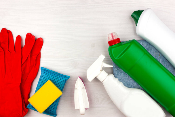 Temizlik aletleri. Temizlik malzemeleri - sprey ve temizlik maddesi, eldivenler, fırça ve sünger. - Fotoğraf, Görsel