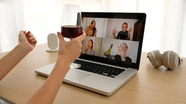 Vrouw in gesprek op video chat met vrienden - Foto, afbeelding