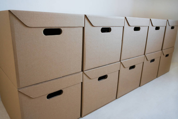 Les boîtes en carton sont stockées dans l'entrepôt
. - Photo, image