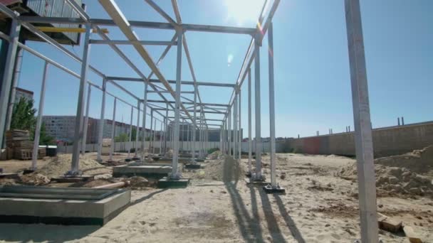 İnşaat işçileri metal bir yapı inşa ediyorlar. Yeni inşa alanı geliştirme - Video, Çekim