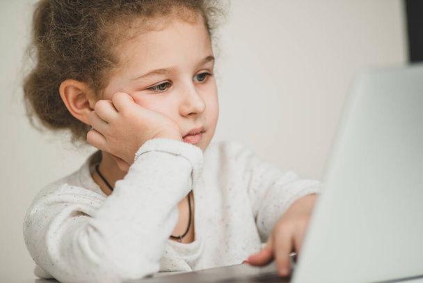 Klein meisje met laptop - Foto, afbeelding