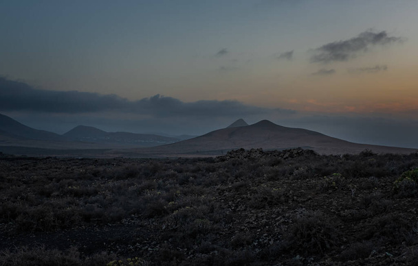 Пейзажна гірська фантазія на заході сонця в Calle Montana de la Arena, Fuerteventura, Канарські острови, Іспанія. Жовтень 2019 - Фото, зображення