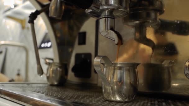 O café é derramado em uma xícara de metal
 - Filmagem, Vídeo