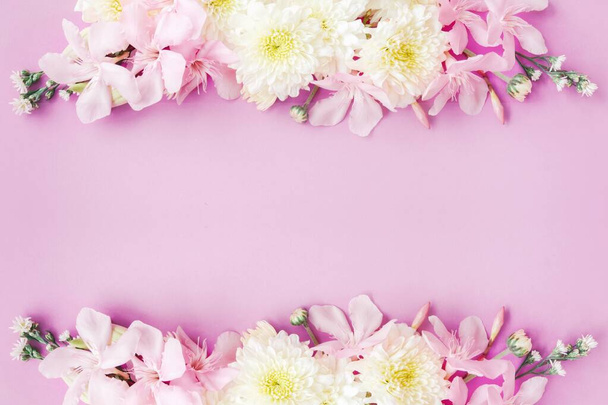 bella cornice mix fiori su morbido rosa romanticismo sfondo
 - Foto, immagini