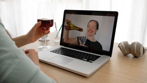女性はワインとウェブカメラで話す - 写真・画像