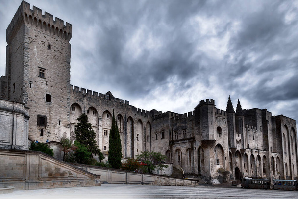 Der Papstpalast in Avignon, ein Wahrzeichen dieser historischen Stadt im Süden Francs - Foto, Bild