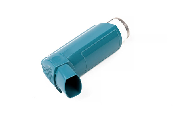 Eenvoudige blauwe astma inhalator medicijn, object geïsoleerd op wit, uitgesneden. Astmatische problemen, gezondheidszorg, hoestgeneeskunde, longziekten, allergieën en kortademigheid abstracte begrippen - Foto, afbeelding