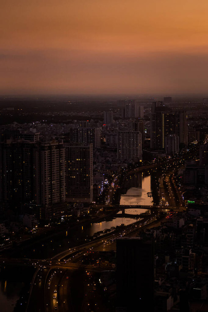 Hermoso paisaje urbano de Ho Chi Minh - foto tomada de Bitexco Financial Tower Sky Deck. La vida en la ciudad de Saigón, Vietnam por la noche
. - Foto, Imagen