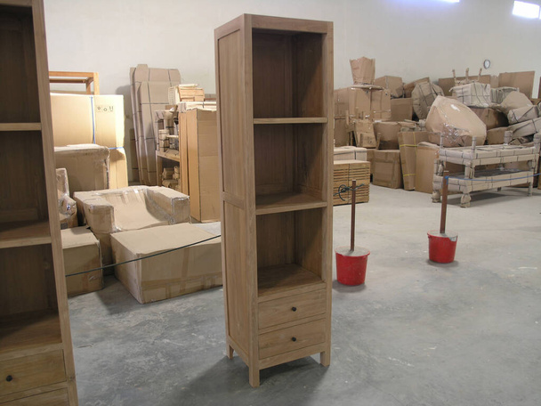 Mobilia di legno di lusso elegante e moderna di stoccaggio per la mobilia domestica degli interni nello sfondo isolato fabbrica
 - Foto, immagini
