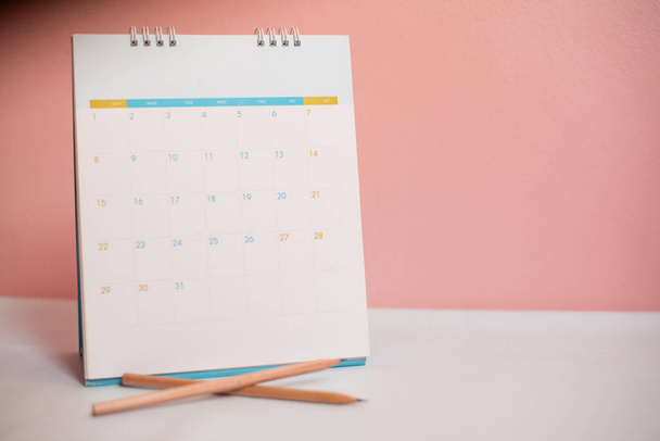 Calendario de cierre sobre fondo rosa en el concepto de planificación
. - Foto, imagen